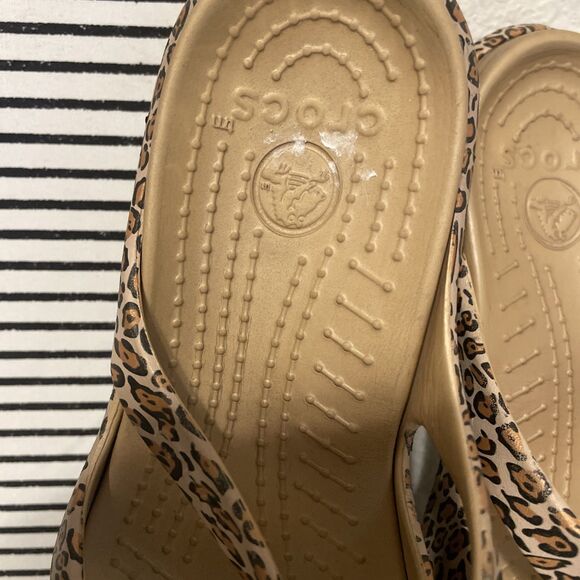 Crocs Leopard Cheetah Print Wedge Strappy Slides Sandals Size 7 - Picture 3 of 10